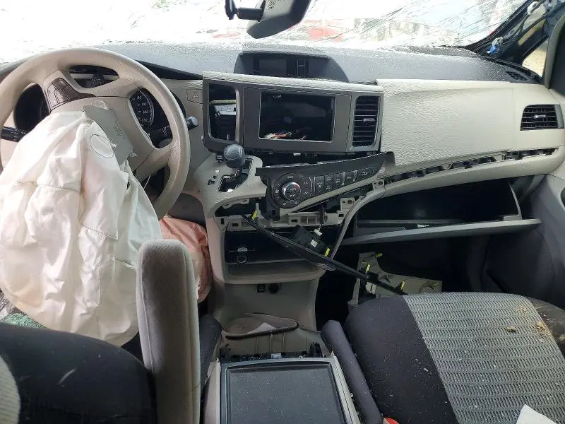 2014 TOYOTA SIENNA LE  