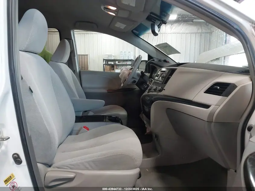 2011 TOYOTA SIENNA LE V6