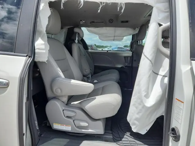 2020 TOYOTA SIENNA XLE  