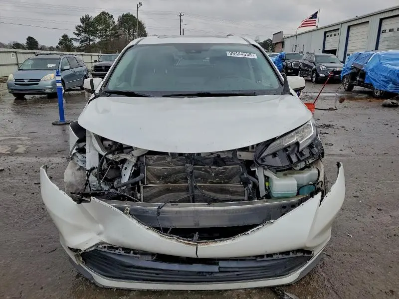 2022 TOYOTA SIENNA XLE  