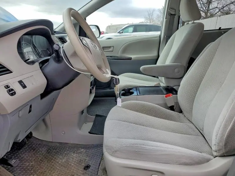 2014 TOYOTA SIENNA LE 8-PASSENGER  