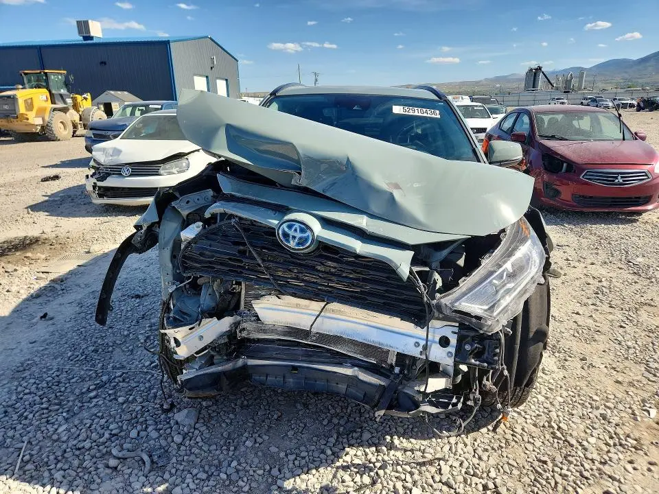 2021 TOYOTA RAV4 XLE  
