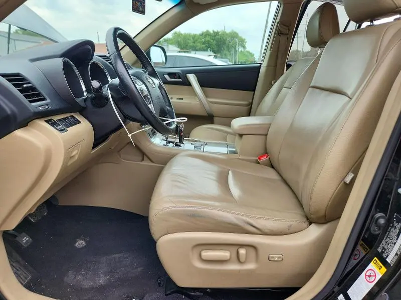 2013 TOYOTA HIGHLANDER SE  