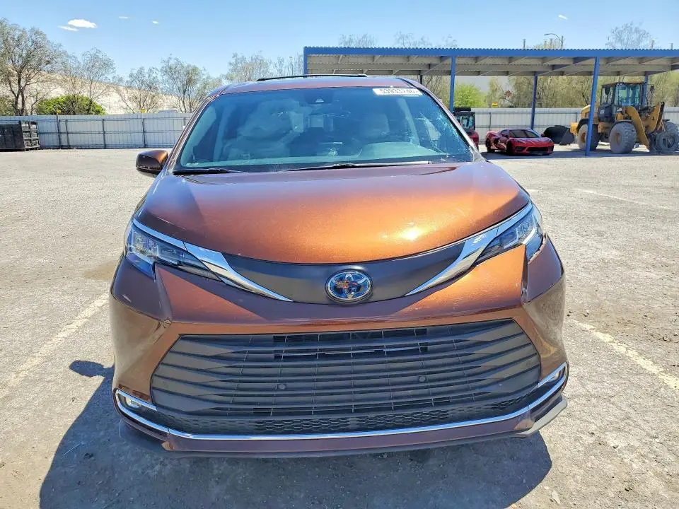 2022 TOYOTA SIENNA XLE  