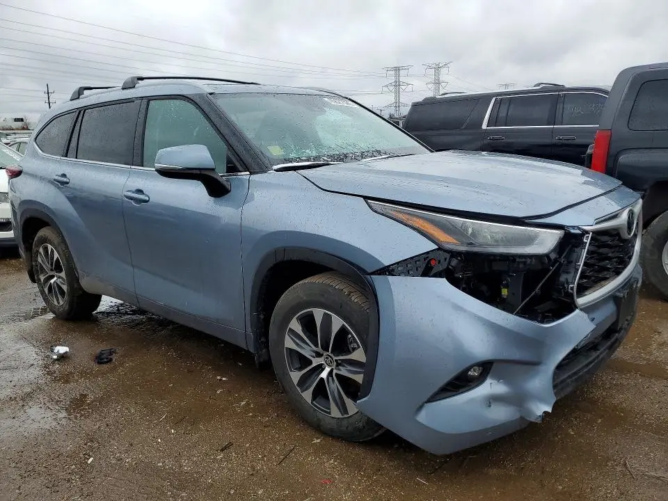 2024 TOYOTA HIGHLANDER XLE  