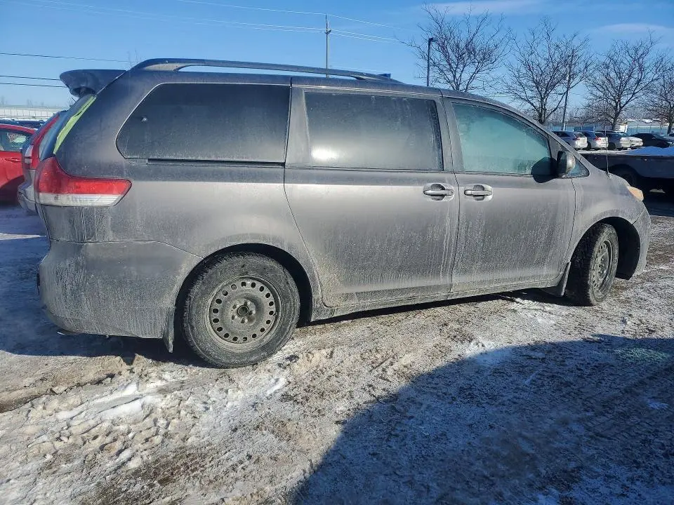 2013 TOYOTA SIENNA LE  