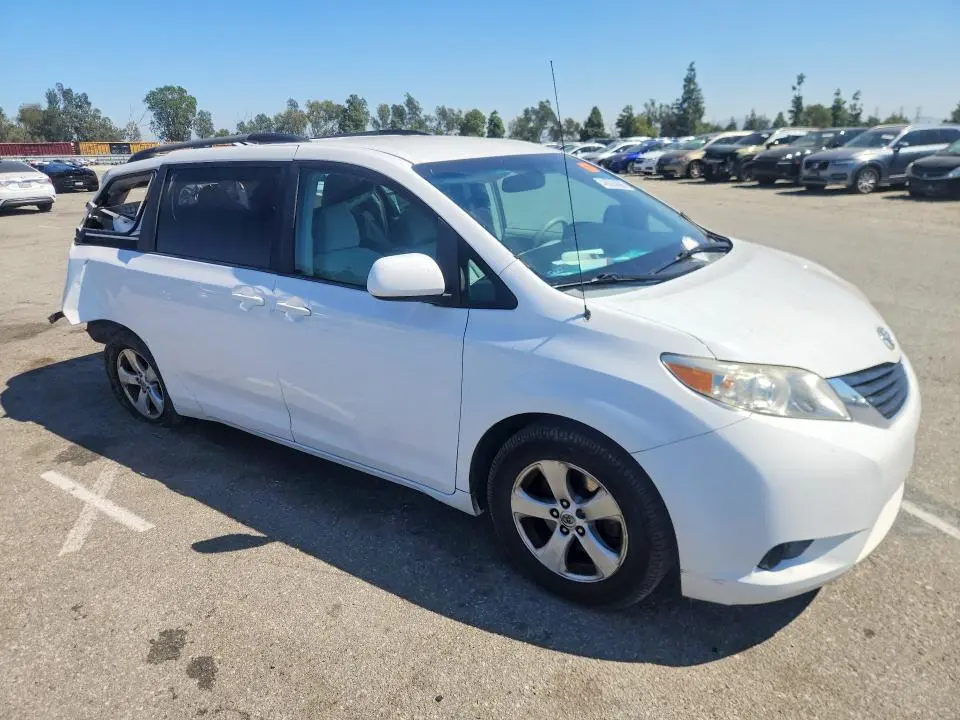 2014 TOYOTA SIENNA LE 8-PASSENGER  