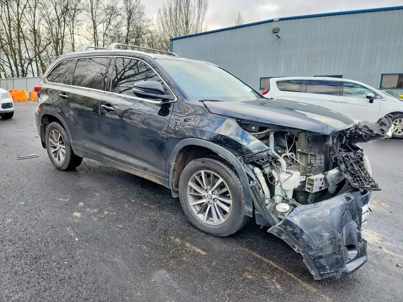 2017 TOYOTA HIGHLANDER SE  