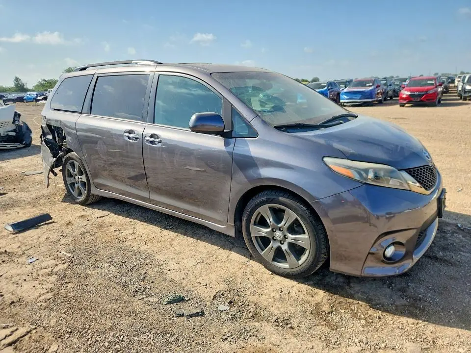 2017 TOYOTA SIENNA SE  