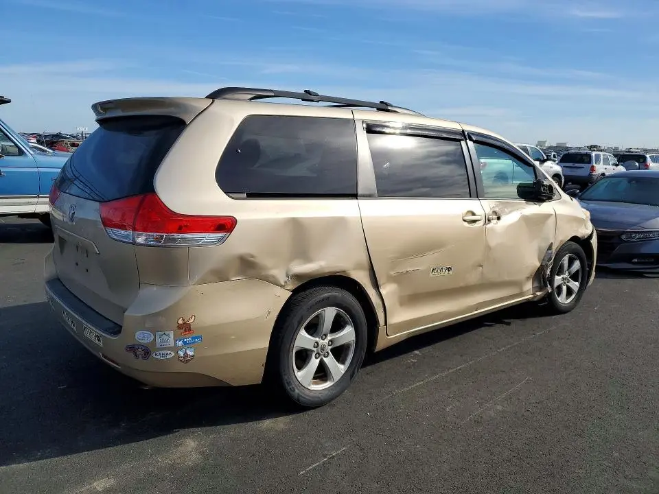 2013 TOYOTA SIENNA LE 8-PASSENGER  