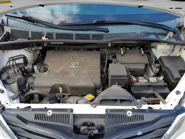 2013 TOYOTA SIENNA LE  