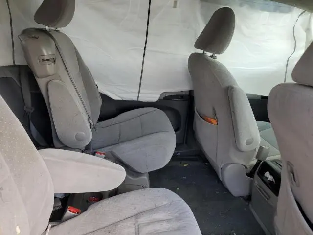 2017 TOYOTA SIENNA LE  