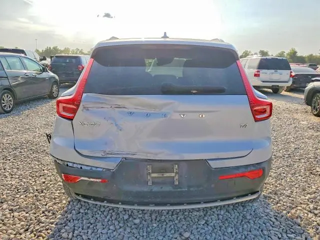 2022 VOLVO XC40 T4 MOMENTUM  