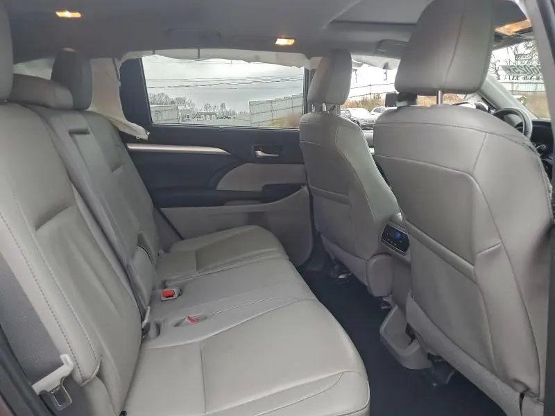 2019 TOYOTA HIGHLANDER SE  