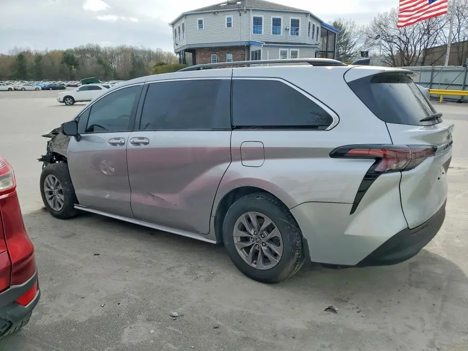 2024 TOYOTA SIENNA LE  