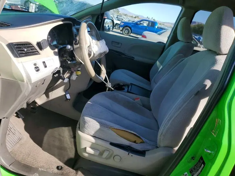 2014 TOYOTA SIENNA LE  