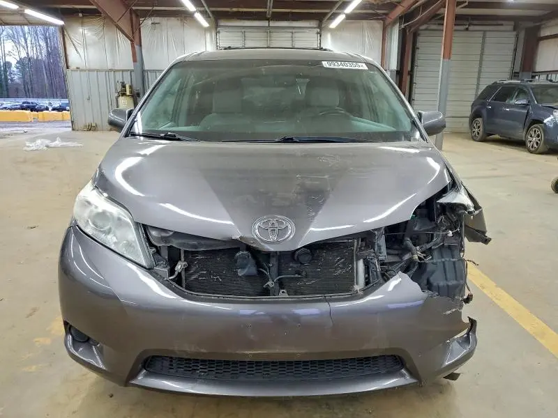 2017 TOYOTA SIENNA LE  