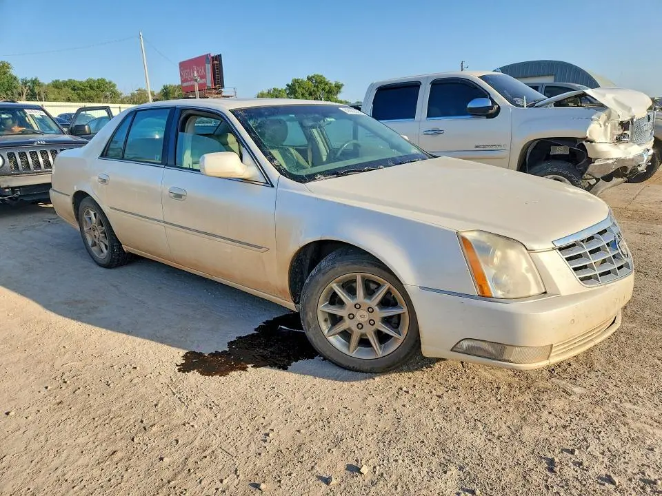2010 CADILLAC DTS LUXURY COLLECTION  