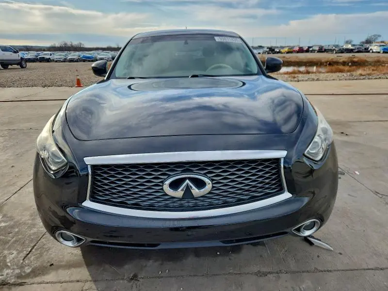 2017 INFINITI QX70   