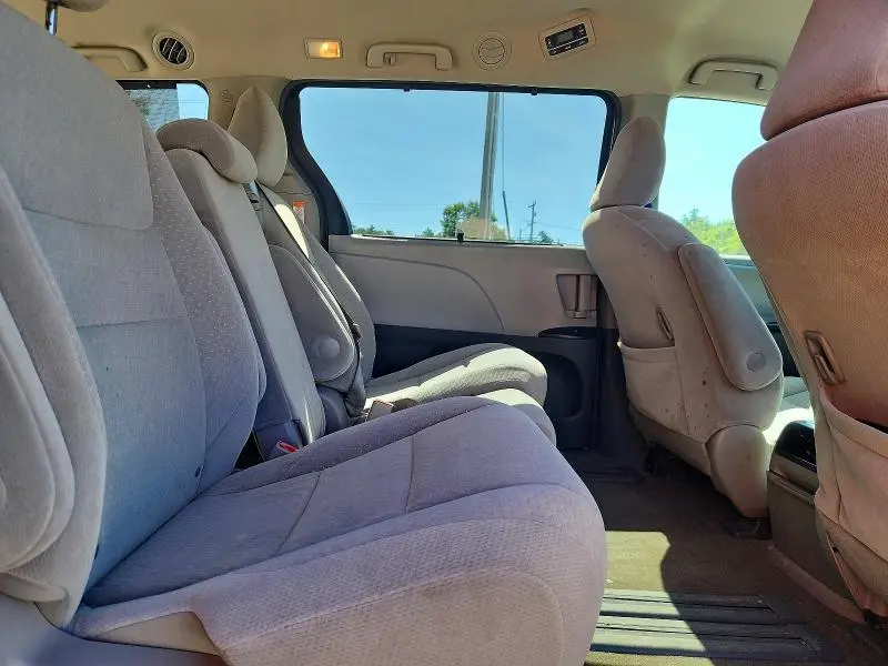 2015 TOYOTA SIENNA LE  