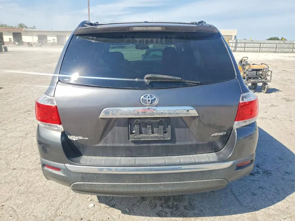2011 TOYOTA HIGHLANDER SE  