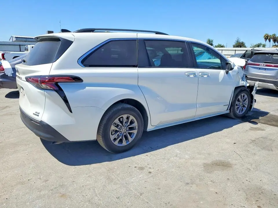 2021 TOYOTA SIENNA XLE  
