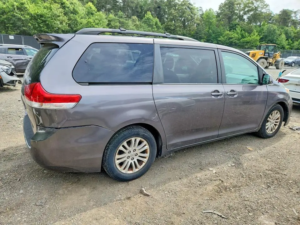 2013 TOYOTA SIENNA XLE 8-PASSENGER  