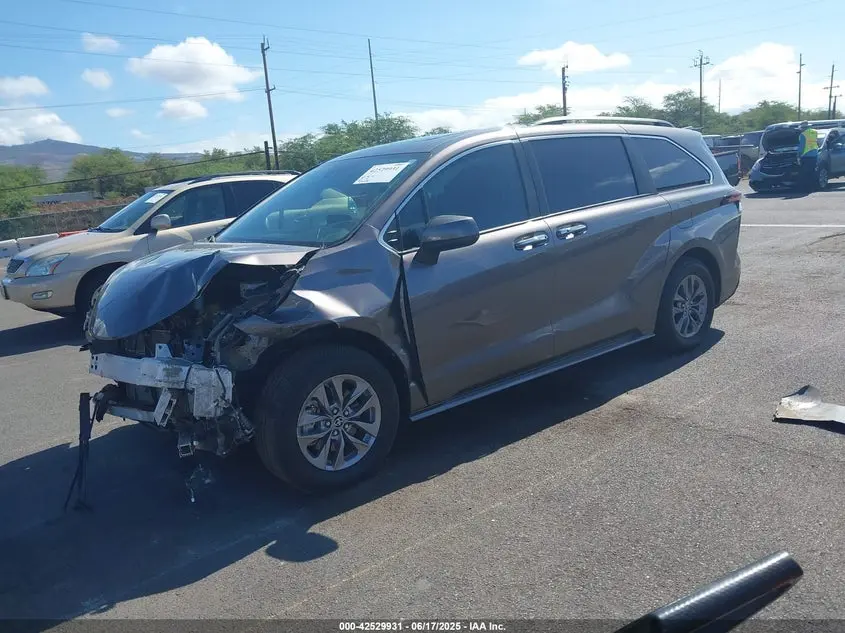 2022 TOYOTA SIENNA XLE