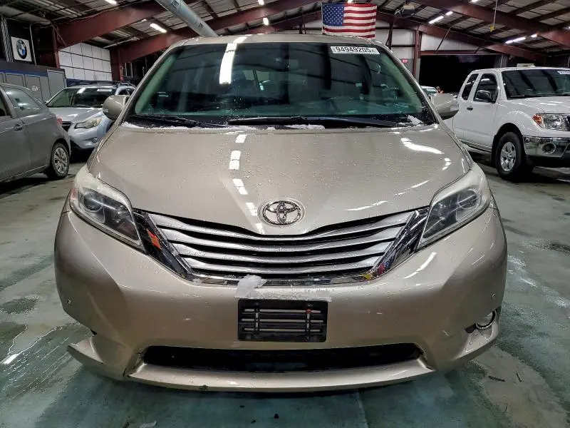 2017 TOYOTA SIENNA XLE  