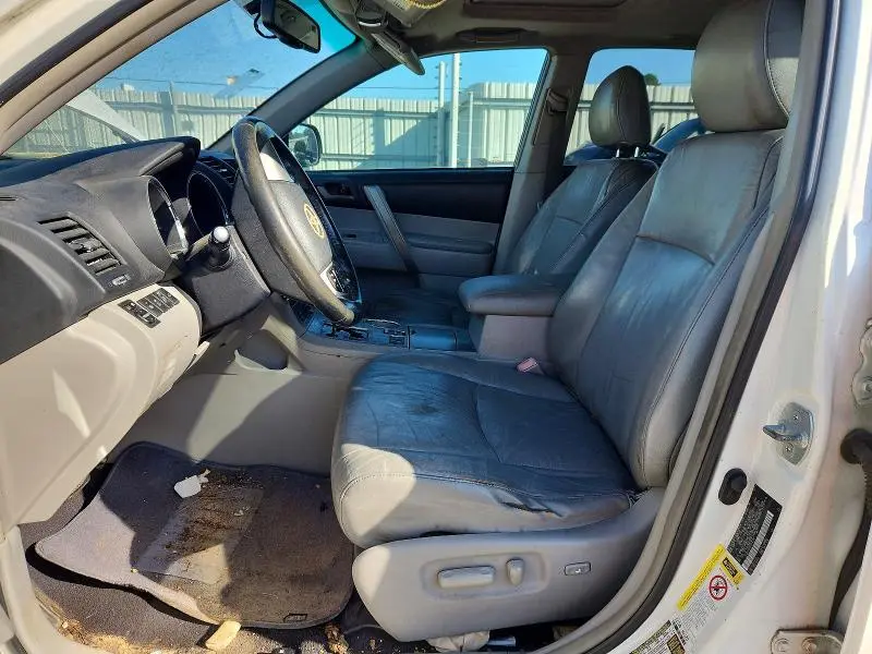2011 TOYOTA HIGHLANDER SE  