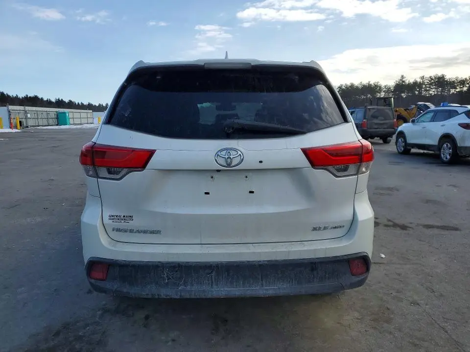 2019 TOYOTA HIGHLANDER SE  