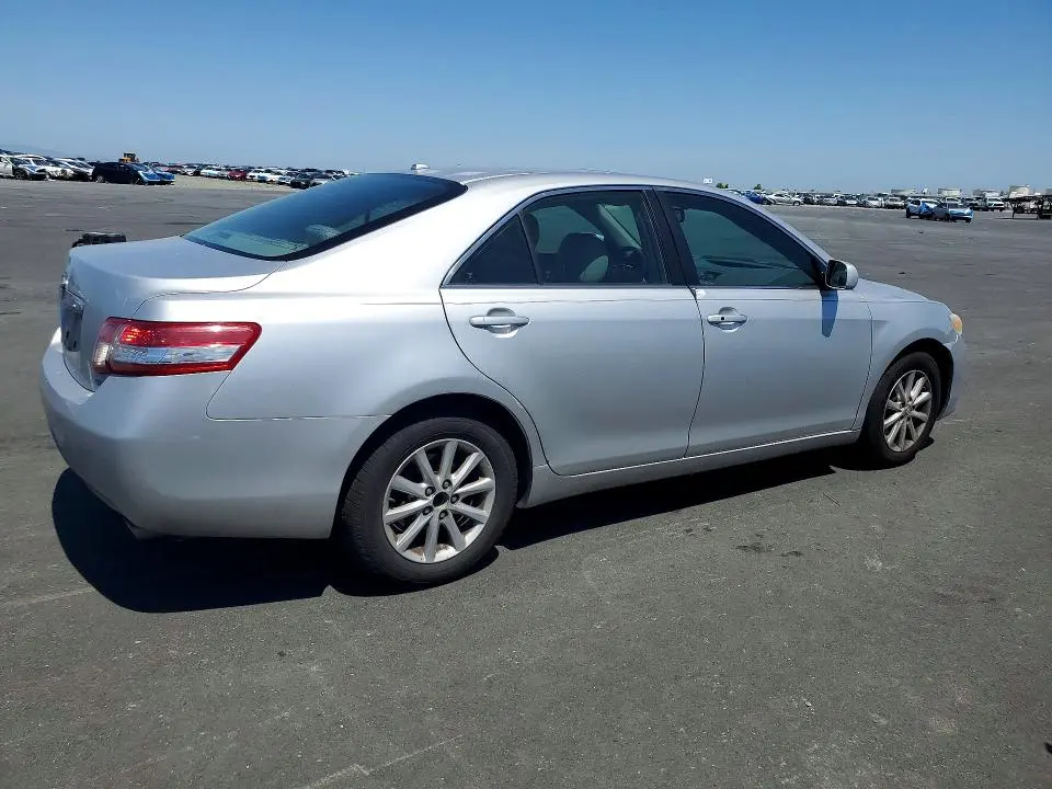 2011 TOYOTA CAMRY XLE V6  