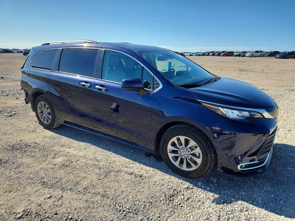 2023 TOYOTA SIENNA XLE  