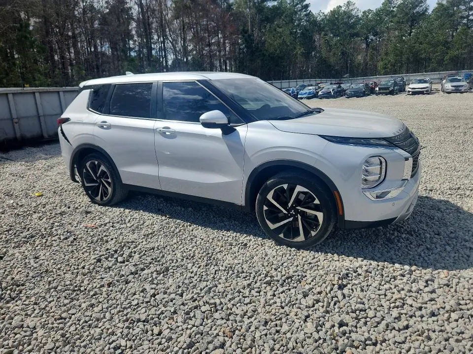 2024 MITSUBISHI OUTLANDER SE  