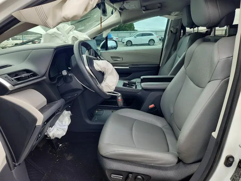 2023 TOYOTA SIENNA XLE  