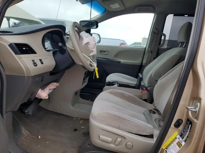 2013 TOYOTA SIENNA LE  