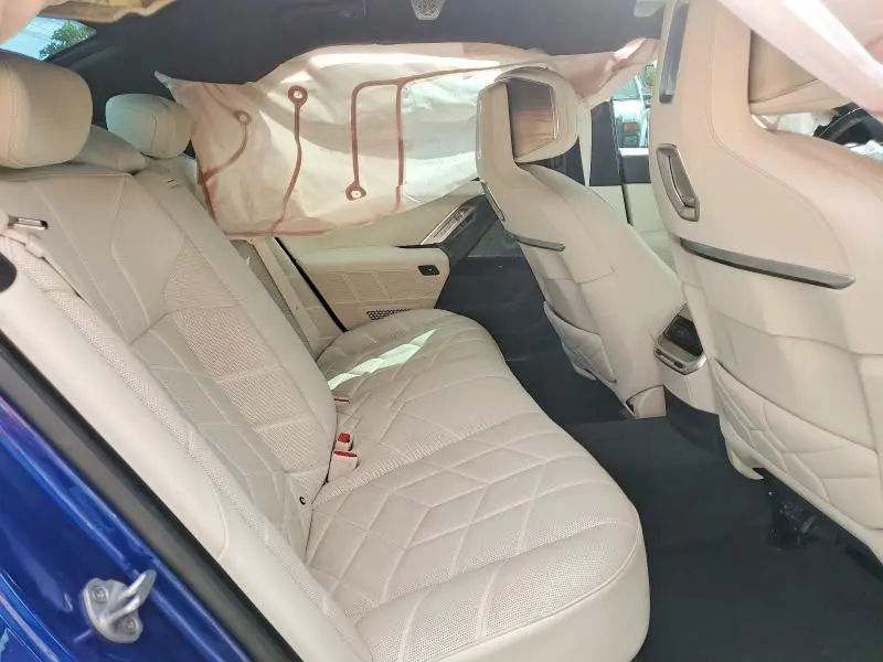 2024 BMW 750 XE  