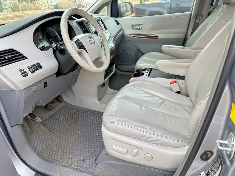 2011 TOYOTA SIENNA XLE  
