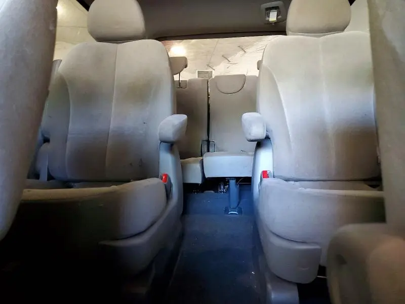 2011 KIA SEDONA LX  