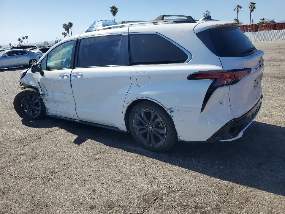 2022 TOYOTA SIENNA XSE  