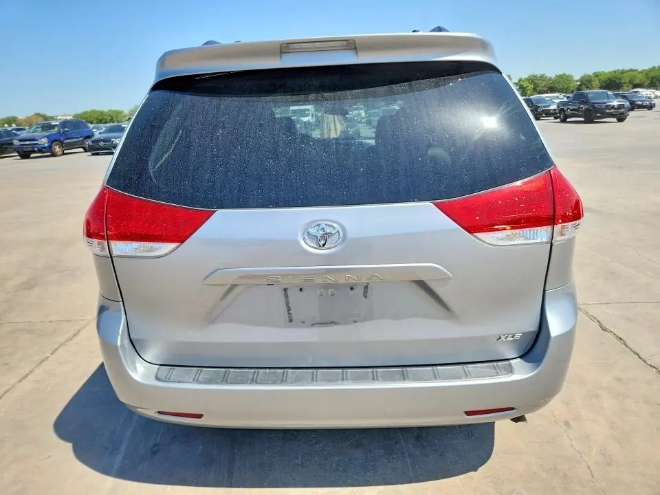 2013 TOYOTA SIENNA XLE 8-PASSENGER  