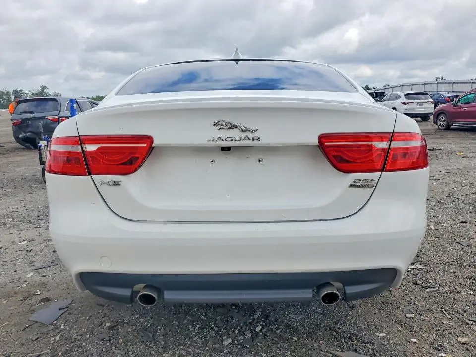 2018 JAGUAR XE PREMIUM  