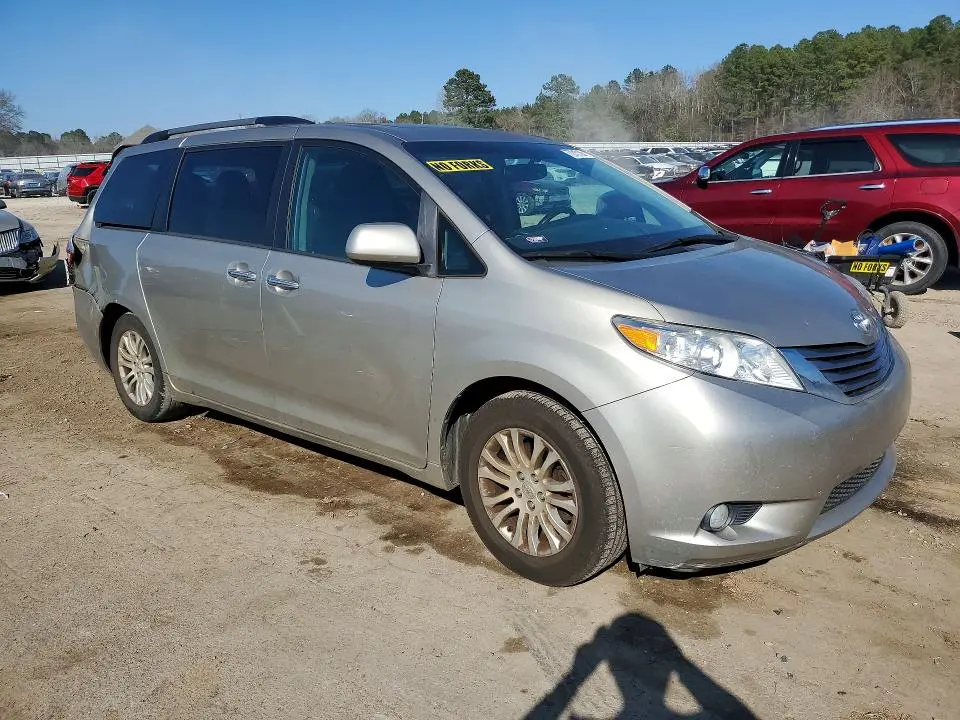 2017 TOYOTA SIENNA   