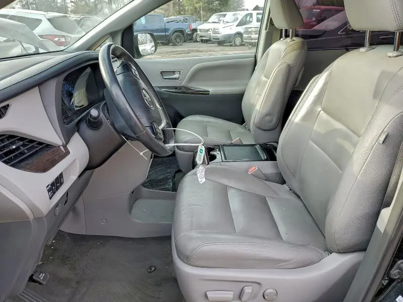 2017 TOYOTA SIENNA XLE PREMIUM 8-PASSENGER  