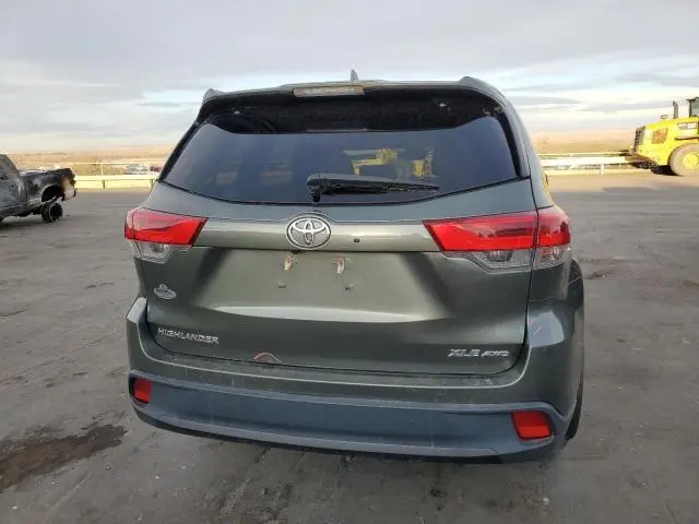 2017 TOYOTA HIGHLANDER SE