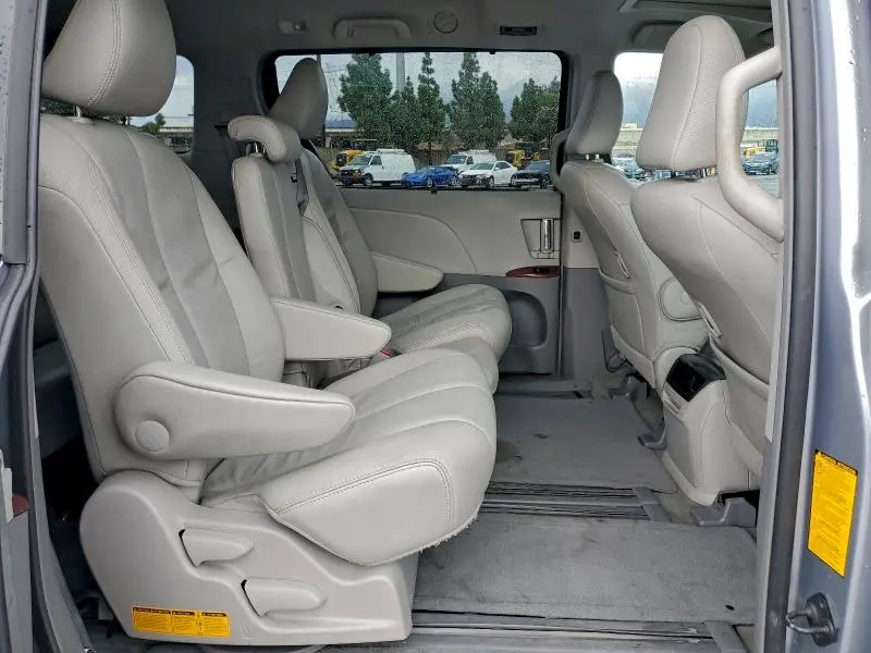 2014 TOYOTA SIENNA XLE  
