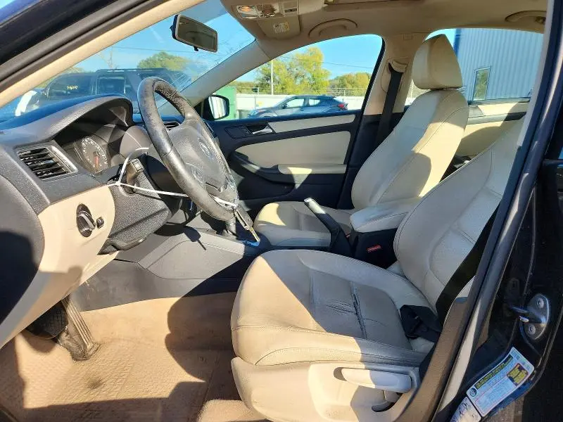 2011 VOLKSWAGEN JETTA SE  
