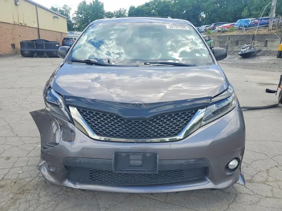 2017 TOYOTA SIENNA SE  