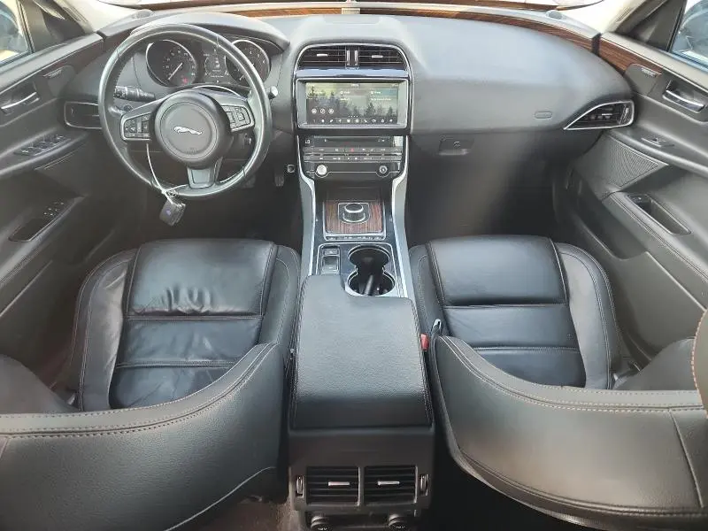 2017 JAGUAR XE PRESTIGE  