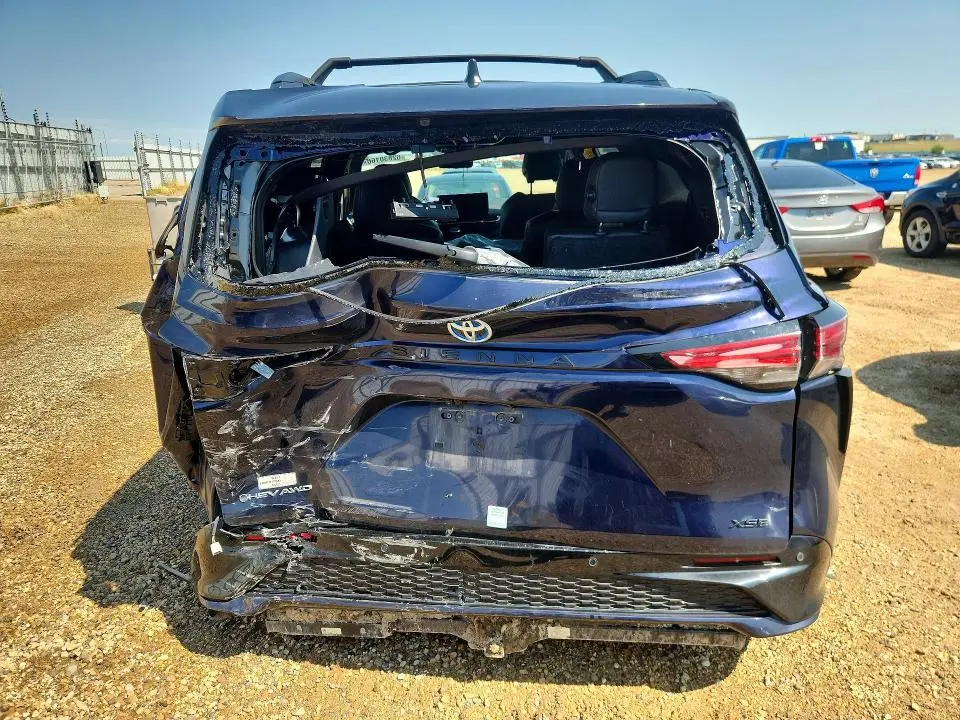 2025 TOYOTA SIENNA LE  